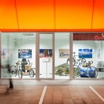 Exterior de la Pop-Up Shop de Cañonera Cycles en Puerto Venecia