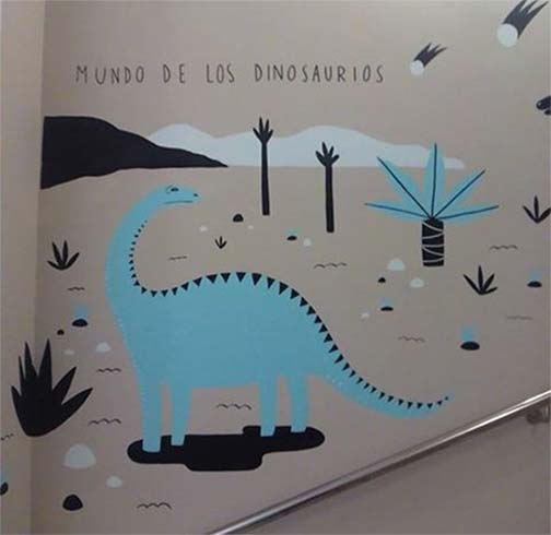 Escena prehistórica de Harsa en el acceso al Museo de Ciencias Naturales