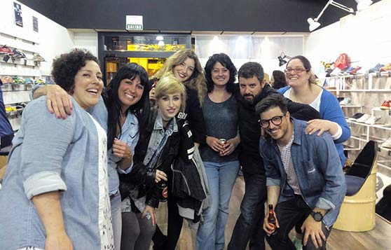 Canalla Shop con un grupo de clientes que se acercaron a la Noche de los Tenderos Creativos — con Helena Lombarte y Agnes Daroca.