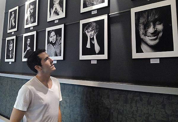 Enrique Fantova Observando las Obras de su Exposición "Miradas Íntimas"