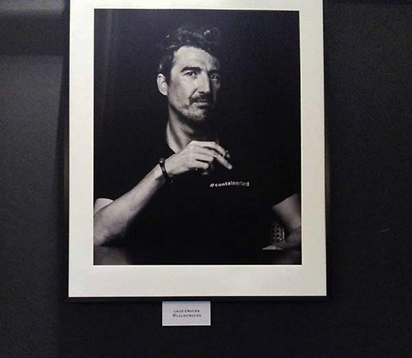 Retrato de Lalo Cruces en la exposición “Miradas Intimas” de Enrique Fantova