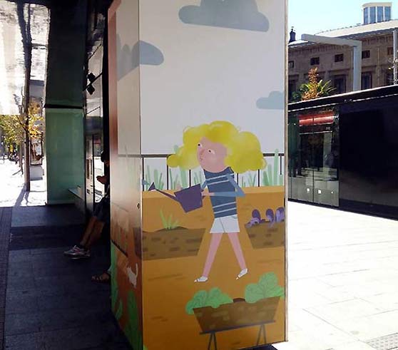 Obra de Beatriz Barbero-Gil en la parada de Plaza Aragón.