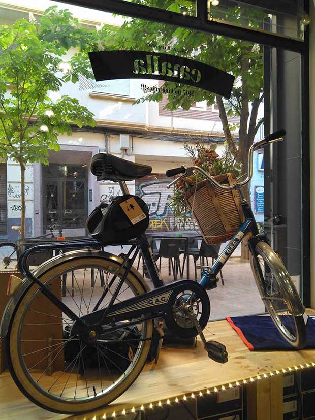 Escaparate ciclista en Canalla Shop (Calle Mayor 50)