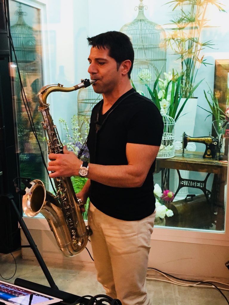 Saxofonista en Floristeria Galvez