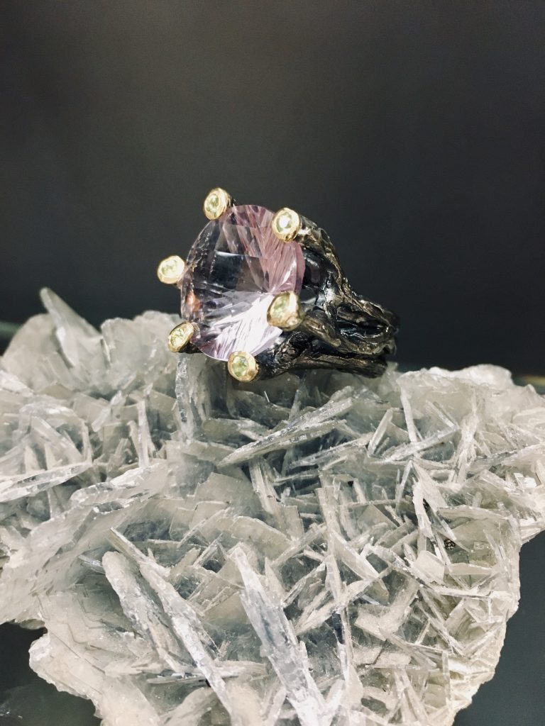 Anillo de cuarzo rosa de Joyeria Yolanda Dominguez | Regalos de navidad para madres sibaritas Made in Zaragoza