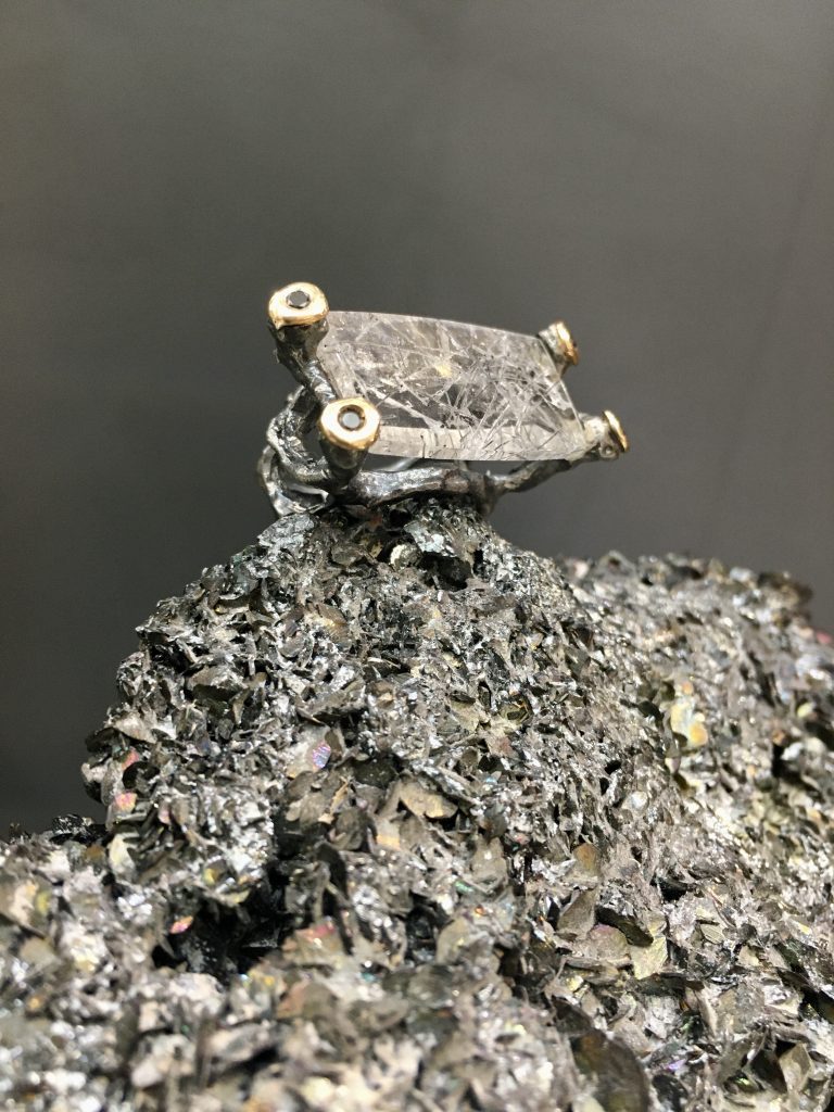 Anillo de cuarzo con inclusiones de grafito de Joyeria Yolanda Dominguez | Regalos de navidad para madres sibaritas Made in Zaragoza