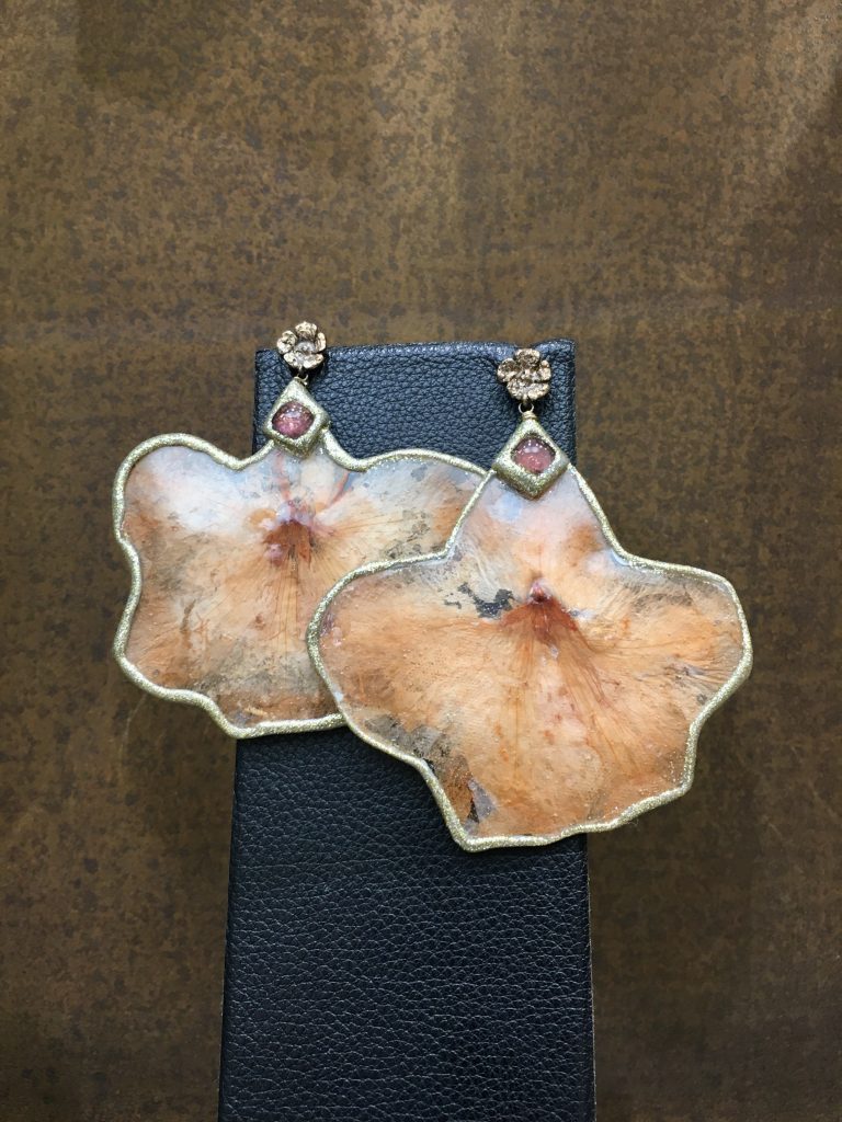 Pendientes de petalos naturales de Joyeria Yolanda Dominguez | Regalos de navidad para madres sibaritas Made in Zaragoza