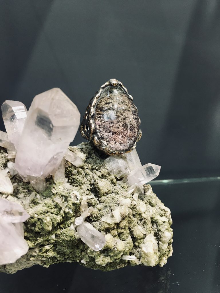 Anillo de cuarzo landolita de Joyeria Yolanda Dominguez | Regalos de navidad para madres sibaritas Made in Zaragoza