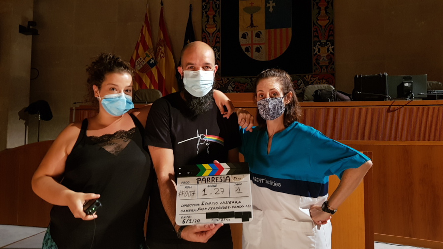 Lasierra, con Marina Herranz y Laura Gómez-Lacueva en el rodaje de 'Parresia' 
(foto: Víctor Gracia)