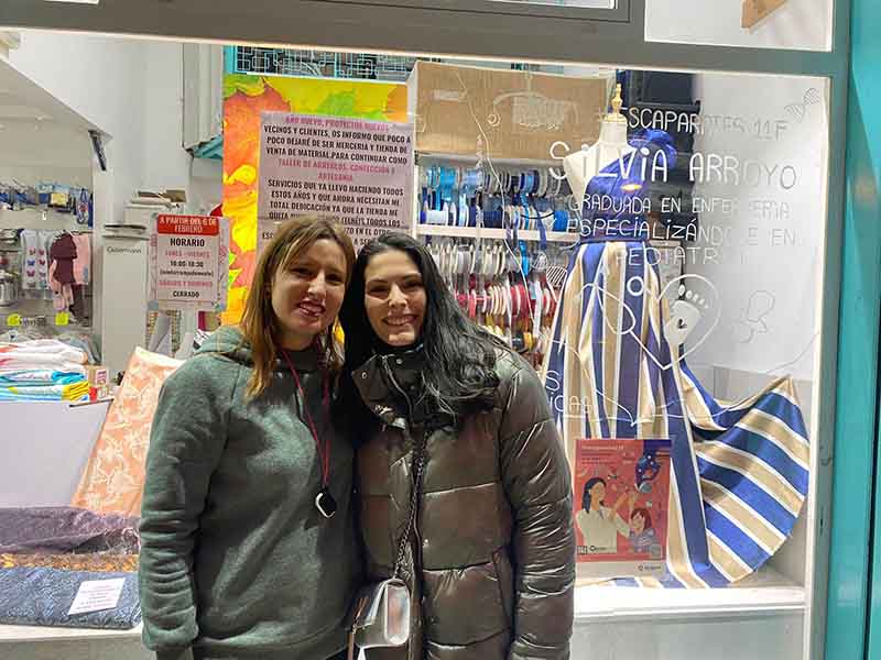 Desde Centro Óptico Roma, eligieron a María Josefa Yzuel por su cercanía y la vinculación de su trabajo al suyo. María Josefa comenzó su carrera científica en la Universidad de Zaragoza, donde se licenció en Ciencias Físicas en el año 1962. Consiguiendo en el año 1966 el título de Profesora Agregada de Universidad en el área de física, convirtiéndose así en la primera mujer en España con esa titulación. Actualmente trabaja como profesora emérita en la Universidad Autónoma de Barcelona. Sara Ángulo, de Centro Óptico Roma, explicaba la gran admiración que le causaba María Josefa Yzuel. “Me ha gustado mucho poder hacer el escaparate sobre ella. Mezclar su trabajo con nuestras pasiones, ha sido muy bonito”. Hasta el centro se acercaron dos amigas y alumnas de María Josefa, Esther Millán y Araceli Hernández. Allí nos contaron cómo es su relación con ella desde los años 70. “Guardamos muy buen recuerdo de aquella etapa”. Califican a María Josefa como una persona con mucho tesón y muy cercana.