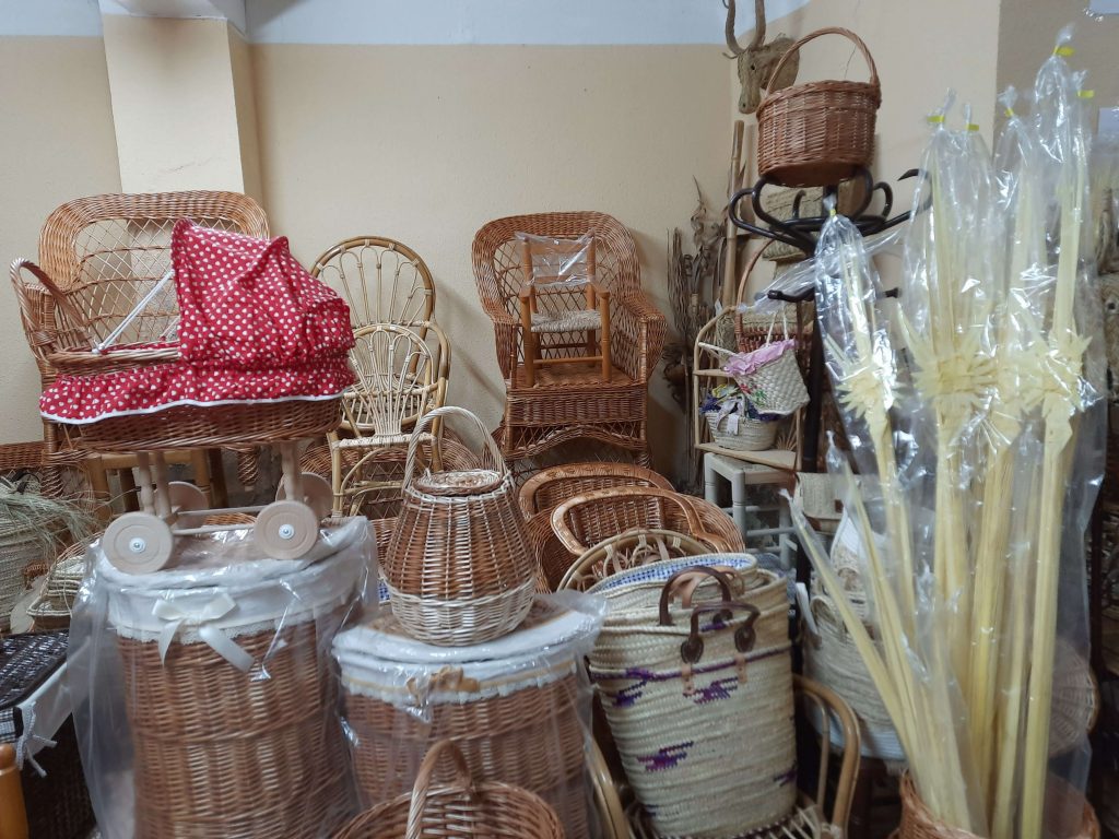 palmas grandes, cestas y sillas