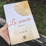 'La esencia': el sentido de la vida y las señales guían el primer libro de Blogssipgirl