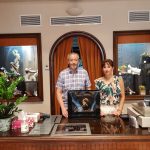 dueño y dependienta de calzados la alicantina