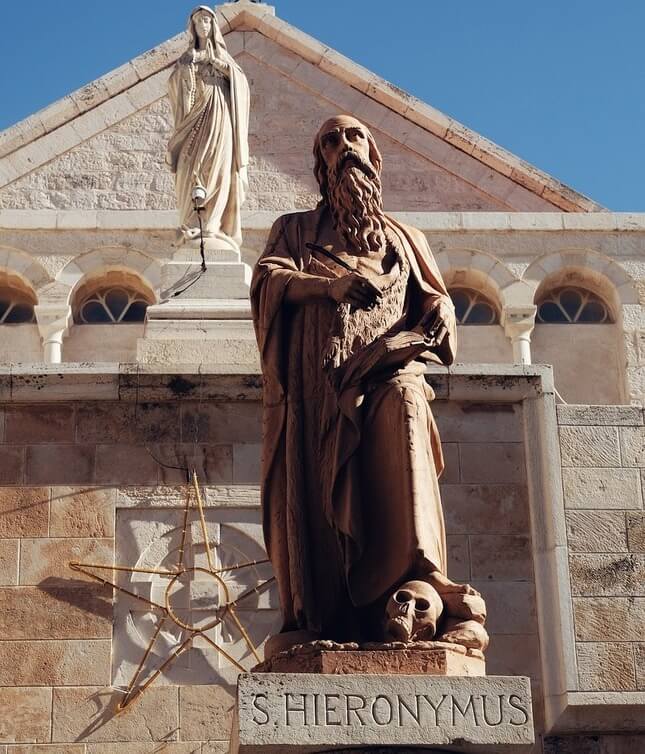 estatua de san jeronimo en la basilica de la natividad en belen palestina