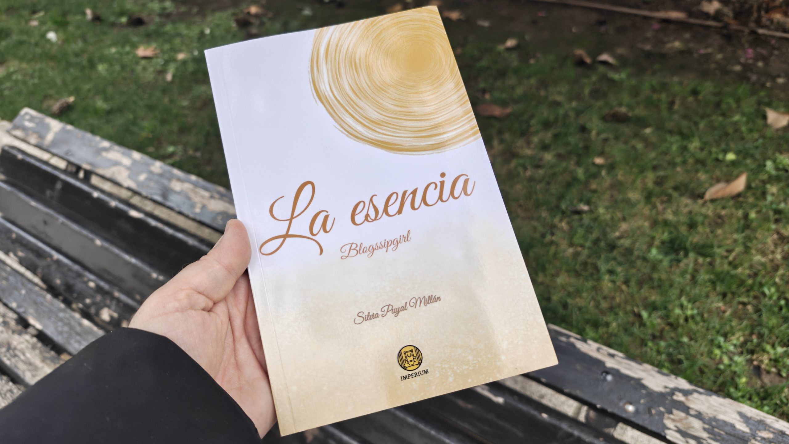 'La esencia', el primer libro de Blogssipgirl (Silvia Puyal)