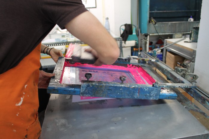 Taller de serigrafía y demostración de estampación